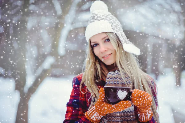 情人节, 有冬杯的女人, 心在雪地上特写. — 图库照片