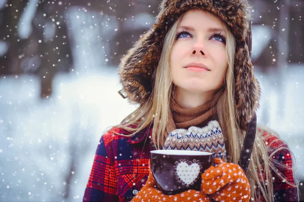 Walentynki, Kobieta z winter cup z sercem z bliska na tle ośnieżonych. — Zdjęcie stockowe