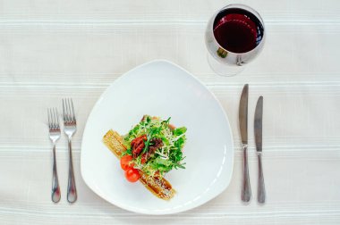 hassas enfes salata Migdal Türkiye melanj şarap ve bir beyaz masa örtüsü Tablo ayarı ile beyaz bir tabak içinde