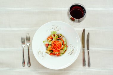 Türkiye biber mantar, cornichots ve beyaz bir plaka üzerinde bir açık renkli, çatal bıçak takımı ve kırmızı şarap, Tablo ayarı sebze salatası