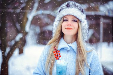 bir kış şapka ile bir kış drin bir nazik göz alıcı kadın portresi