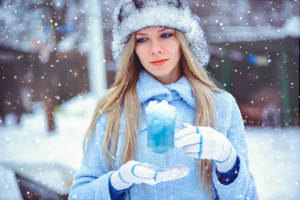 Portrét, jemná okouzlující ženy v zimní čepice s zimní drin — Stock fotografie