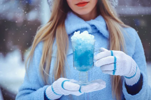 Retrato de uma mulher glamourosa suave em um chapéu de inverno com um drin de inverno — Fotografia de Stock