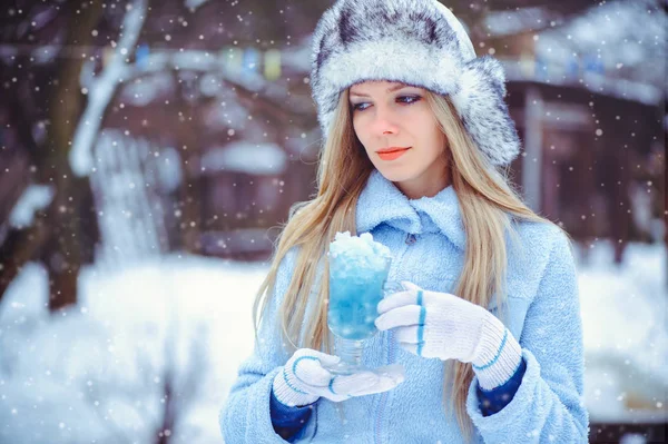 Retrato de una mujer glamorosa suave en un sombrero de invierno con un drin de invierno — Foto de Stock