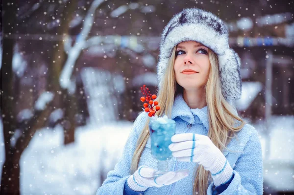 Porträt einer sanft glamourösen Frau mit Wintermütze und Wintermantel — Stockfoto
