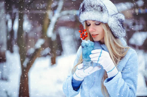 Retrato de uma mulher glamourosa suave em um chapéu de inverno com um drin de inverno — Fotografia de Stock