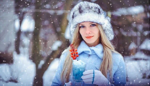 Retrato de uma mulher glamourosa suave em um chapéu de inverno com um drin de inverno — Fotografia de Stock