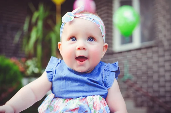 El retrato de un niño de seis meses de edad se regocija, se viste con un vestido azul y una diadema, 6 meses. Concepto educación de los niños, bienes de los niños —  Fotos de Stock