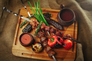 ızgara et ve sebze soğan domates ve biber mükemmel hizmet sos ve taze sebze ile bir ağaçta, rahat Restoran hizmet