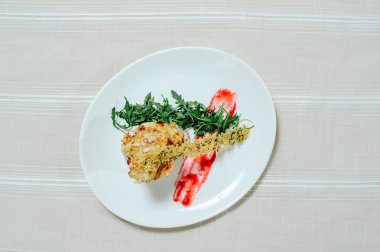 Türkiye melanj kurutulmuş domates ve yeşillik bir beyaz masa örtüsü üzerinde beyaz bir plaka ile ihale enfes salata