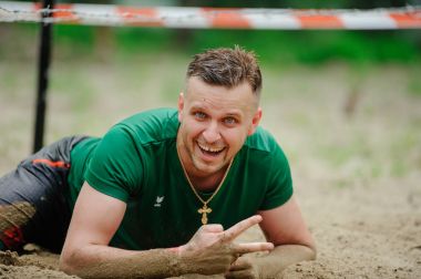 Erkekler Kiev'de düzenlenen Lejyon Lejyon çalıştırmak yarış sırasında sulu çamur bariyer üstesinden