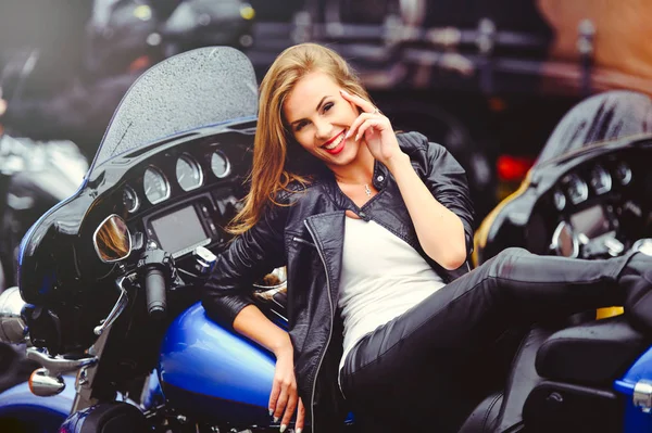 Bela mulher na moda em uma motocicleta, aparência modelo suave tonificação quente — Fotografia de Stock