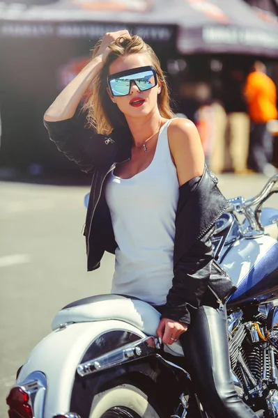 古典的なオートバイ、メガネ、外観のモデル上で美しいファッショナブルな女性ソフト暖かい調子を整える — ストック写真