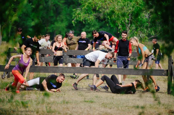 Muži a ženy na začátku překonal ostnatý ocas během závodu legie "legie", v Kyjevě — Stock fotografie