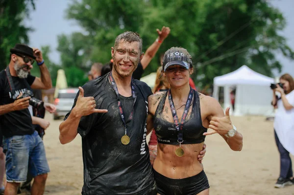 Donne e uomini al traguardo celebrano la vittoria durante la gara per sopravvivere sulla Legion Run, tenutasi a Kiev — Foto Stock