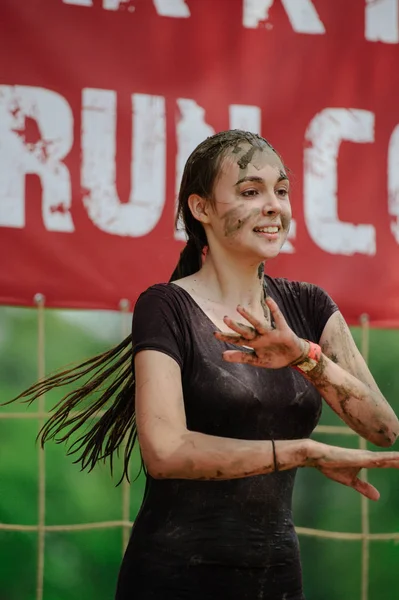 The woman the winner after overcomes a water mud barrier during power race Legion Run, taken place in Kiev — Stock Photo, Image