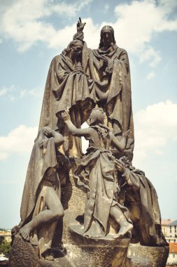 Prag sokaklarında tarihi heykeller