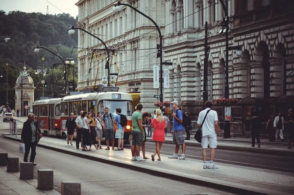 Turistorterna, historiska gatorna i Prag — Stockfoto