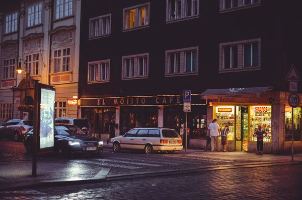 gece turistik yerler, tarihi Prag sokaklarında