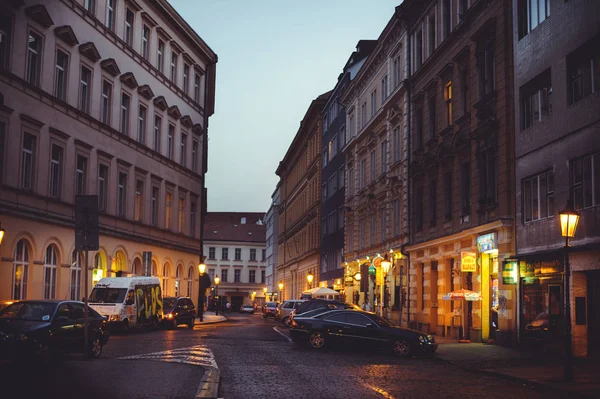 Lugares turísticos noturnos, ruas históricas em Praga — Fotografia de Stock
