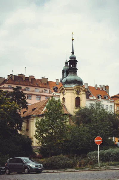 Miejsc turystycznych, historycznych ulicach w mieście Praga — Zdjęcie stockowe