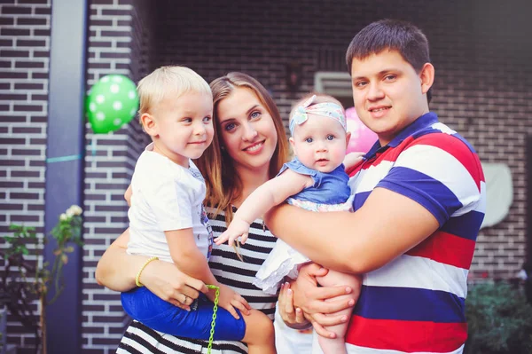 Çocuklar, ebeveynler ve çocuklar kendi ev, aile ev arka plan üzerinde ile mutlu genç aile