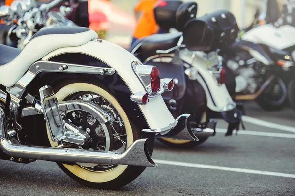 Salón de venta de motocicletas, motocicletas de pie en fila en el sitio —  Fotos de Stock