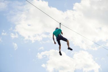 bir adam bir ip üzerinde bir spor aşırı bir park iner.