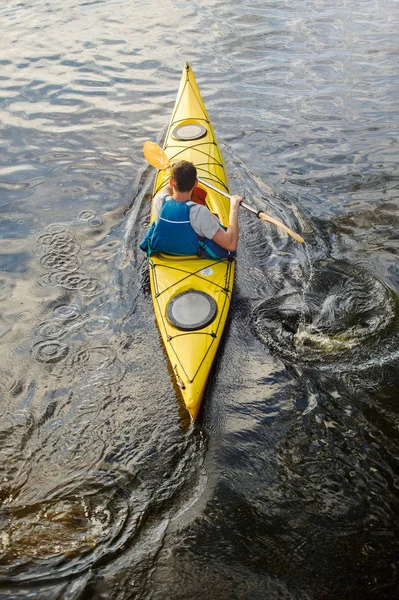 Man riding a  kayak on a lake, top view — Stock Photo, Image