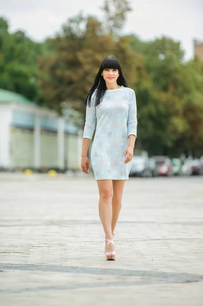 Mavi elbiseli, moda şehirde yürüyüş siyah saçlı kız — Stok fotoğraf
