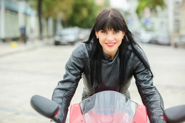 都市でポーズをとるオートバイの革のジャケットのバイク少女 — ストック写真