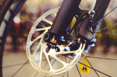 Dağ bisikleti ön tekerlek ile mekanik disk evlilik. Dağ bisikleti fren parçası yakın çekim