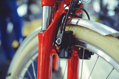 Mekanik frenler ile dağ bisikleti ön tekerlek. Dağ bisikleti bir fren yakın mesafeden bir parçasıdır