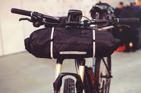 Resväska på cykel styret, resor och hälsosam livsstil, grön teknik för miljön — Stockfoto