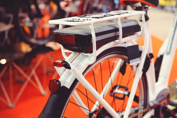 La batería de la bicicleta eléctrica se instala en el maletero, tecnologías verdes para el medio ambiente — Foto de Stock
