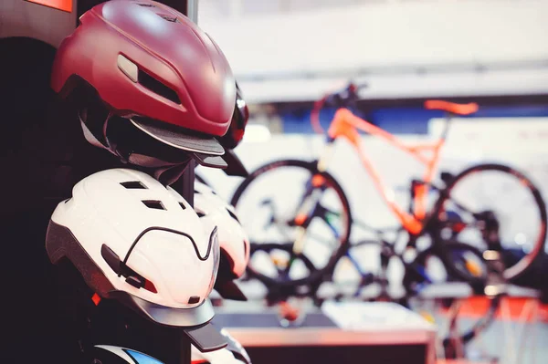 Prodej cyklistická přilba na kolo pozadí, bezpečnost na silnici a zdraví — Stock fotografie
