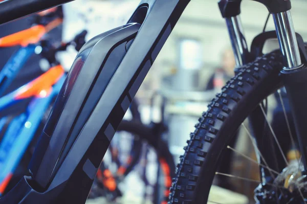 Elektrisk cykel batteriet är monterad på ramen, grön teknik att ta hand om miljön — Stockfoto