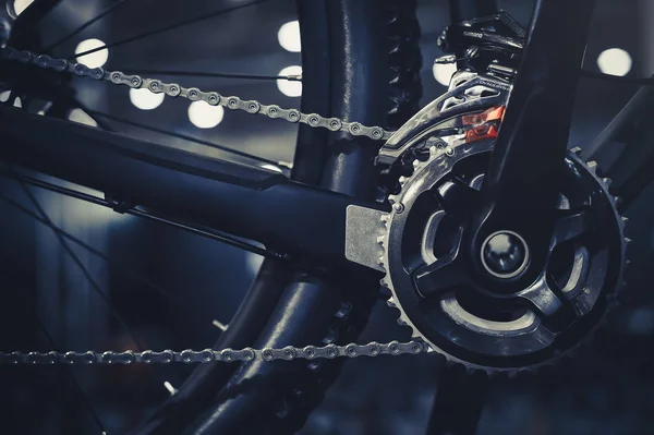 Närbild av en mekanism för cykelmekanismer och kedja på en mountainbike. Pedaler från en mountainbike. Stäng den detaljerade vyn — Stockfoto