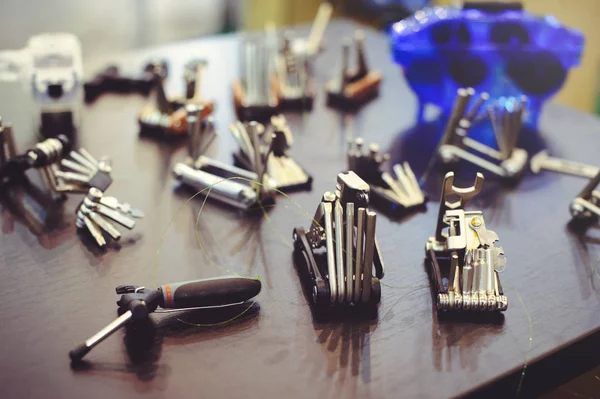 multitool bir bisiklet, bir dizi araç yolda satışı