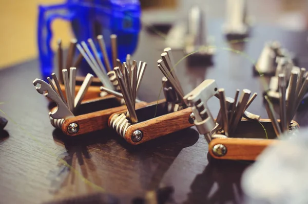 multitool bir bisiklet, bir dizi araç yolda satışı