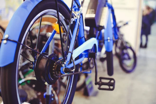 Motorové elektrické kolo nainstalován na kolo, motorové kolo, zelené technologie, péče o životní prostředí — Stock fotografie