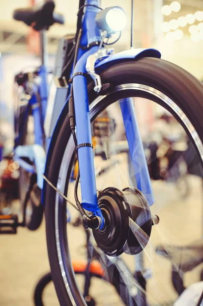 Elektrisk motorcykel installerad i hjulet, motor hjulet, grön teknik, omsorg om miljön — Stockfoto