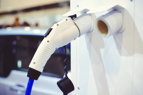 Detalhes de carregamento do veículo elétrico. Fontes de energia verdes e renováveis — Fotografia de Stock