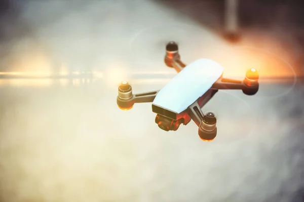 Drone in volo nella città di un primo piano, un quadrocopter sullo sfondo di un bellissimo bokeh — Foto Stock