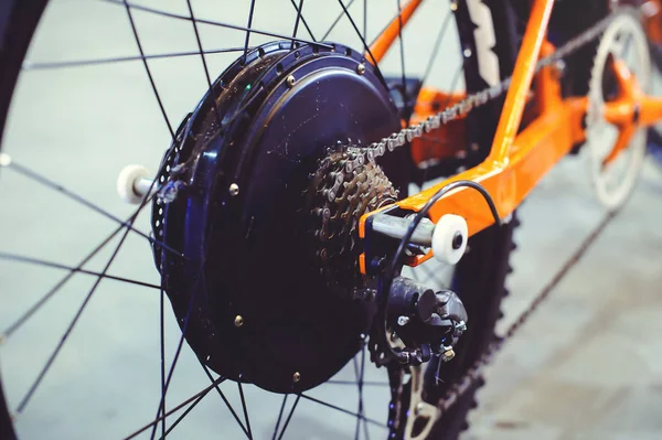 Kraftfull elektrisk cykel motor installeras i hjulet, motor hjulet, grön teknik, omsorg om miljön — Stockfoto