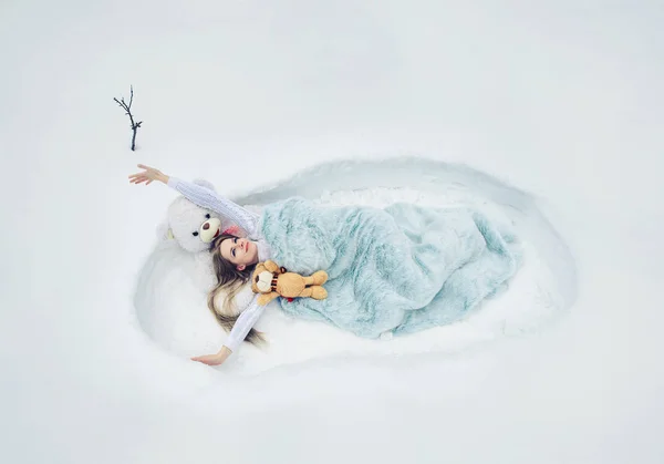 Весна прокинулася, жінка лежить в снігу, покритому ковдрою, м'якою пухнастою і затишною мрією, постільною білизною — стокове фото