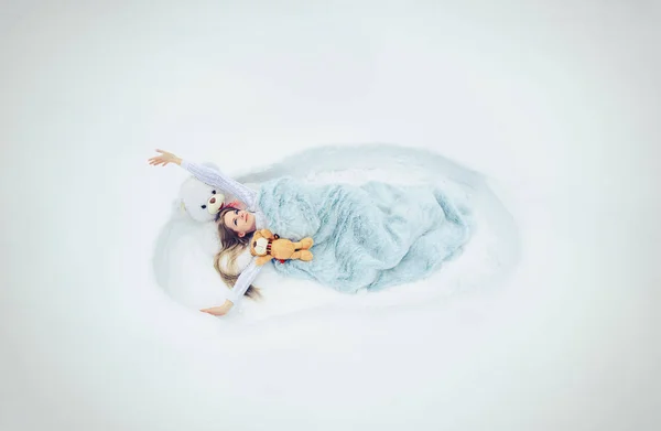 Het voorjaar heeft gewekt, de vrouw legt in een sneeuw bedekt met een — Stockfoto