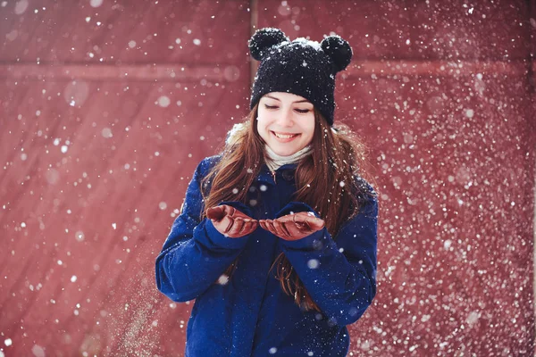 Retrato de invierno de una mujer joven. Belleza Modelo alegre Una chica se ríe y está feliz de tener un fondo rojo oscuro. Hermosa joven al aire libre. Disfruta de la naturaleza, en invierno —  Fotos de Stock