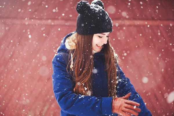Zimowe Portret młodej kobiety. Dziewczyna piękna Model radosny A śmieje się i jest szczęśliwy, że na czerwonym tle. Piękna młoda kobieta na zewnątrz. Cieszyć się pięknem przyrody, zima — Zdjęcie stockowe