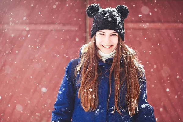 Zimowe Portret młodej kobiety. Dziewczyna piękna Model radosny A śmieje się i jest szczęśliwy, że na czerwonym tle. Piękna młoda kobieta na zewnątrz. Cieszyć się pięknem przyrody, zima — Zdjęcie stockowe